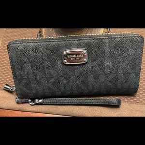Large micheal Kors wallet